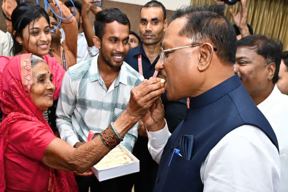 ये दारी सब बर खुशी वाले देवारी, SI अभ्यर्थी हो या सरकारी कर्मचारी…दिवाली से पहले ‘विष्णुदेव’ ने खुशियों से भर दी सबकी झोली