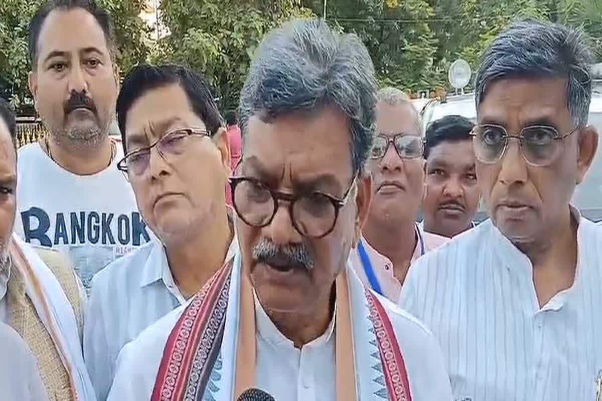 Charandas Mahant Statement: ‘ट्रक ड्राइवरों को पीटें, आठों पहियों की हवा खोल दीजिए’ ग्रामीणों को ऐसी नसीहत क्यों दे रहे नेता प्रतिपक्ष?