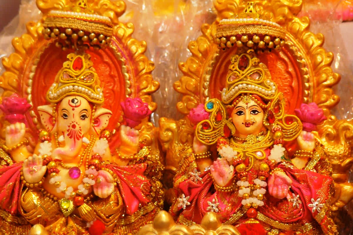 Diwali Puja Vidhi in Hindi: दिवाली पर पूजा के दौरान इस दिशा में रखें माता लक्ष्मी-गणेश जी की मूर्ति, यहां जानें पूजा विधि