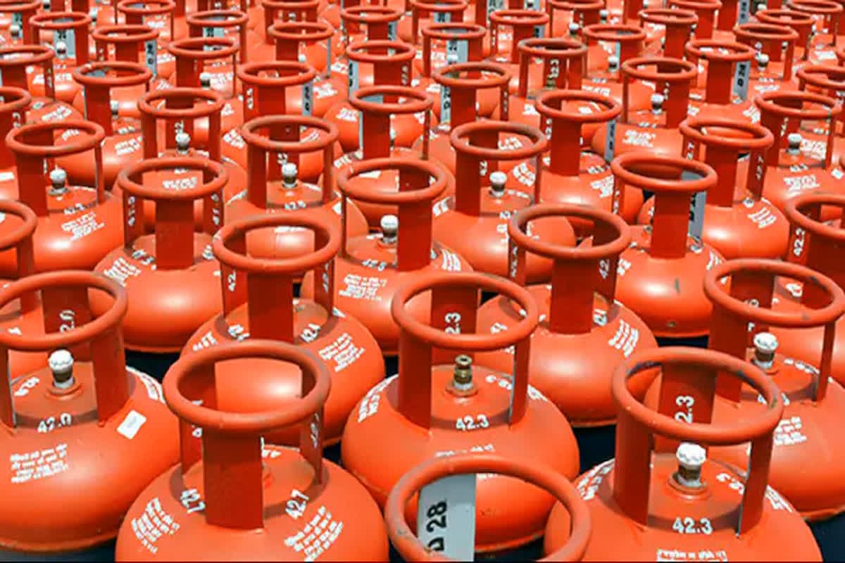 LPG Gas Price Today: रसोई गैस की कीमत में 70 रुपए की बढ़ोतरी, आज से लागू हो गए नए दाम, त्योहारी सीजन में आम जनता को बड़ा झटका
