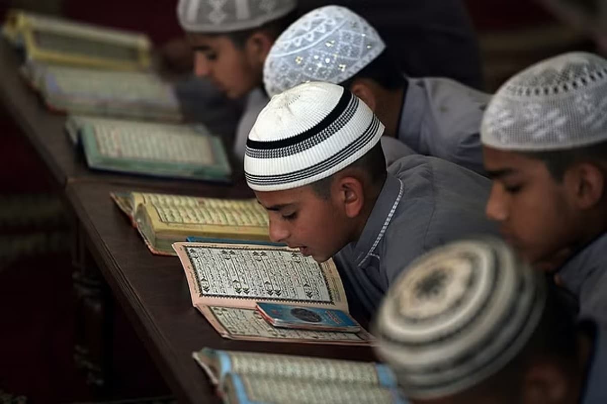Sanskrit Subject in Madrasas : अब मदरसों के बच्चे भी लेंगे ‘श्लोक’ और ‘मंत्रों’ का ज्ञान.. बहुत जल्द होगी संस्कृत शिक्षा लागू, मदरसा बोर्ड ने खुद लिया ये निर्णय