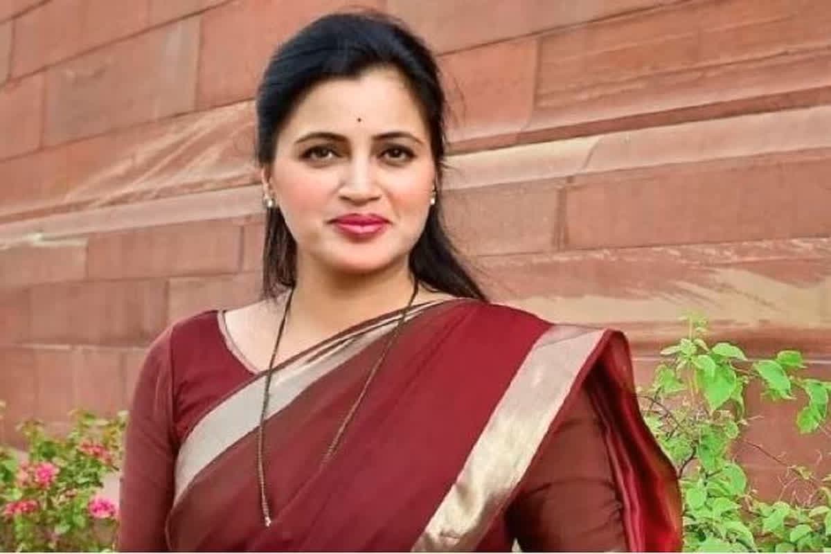 Navneet Rana Gang Rape Threat : पूर्व सांसद नवनीत राणा को मिली गैंगरेप की धमकी, शख्स ने मांगे 10 करोड़ रुपए, लेटर में लिखी हैरान करने वाली बात