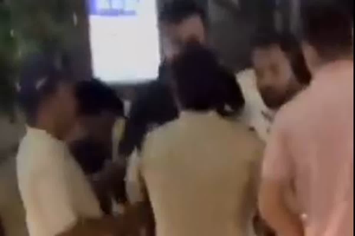 Prabal Patel Video Viral: मंत्री प्रहलाद पटेल के बेटे ने बीच सड़क पर दिखाई रंगदारी, कांग्रेस ने पुलिस की कार्रवाई पर उठाए सवाल