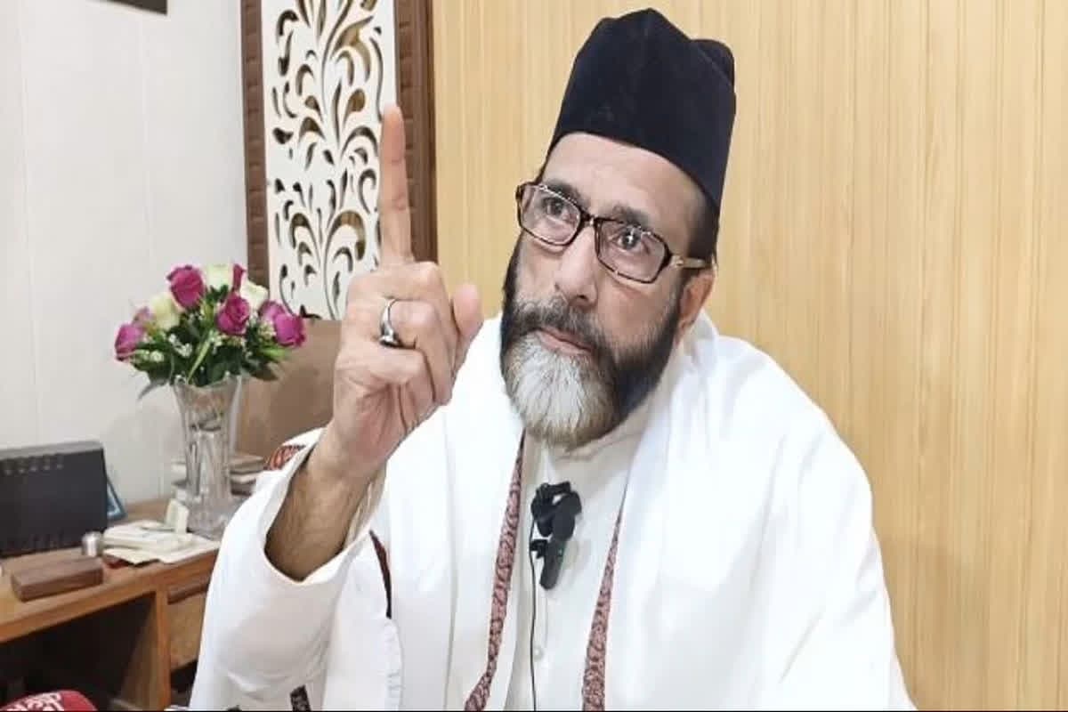 Muslims Eat Beef or Not? मुसलमान गाय का मांस खाते हैं या नहीं? मौलाना तौकीर रजा ने मीडिया के सामने किया खुलासा, कबूल की सच्चाई