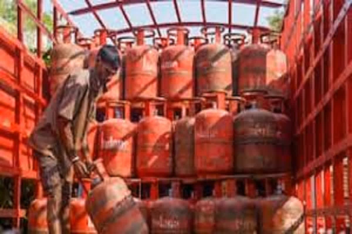 Free Gas Cylinder: महंगाई के बीच मिली राहत, यहां सरकार फ्री में देगी गैस-सिलेंडर, दिवाली से पहले किया बड़ा ऐलान