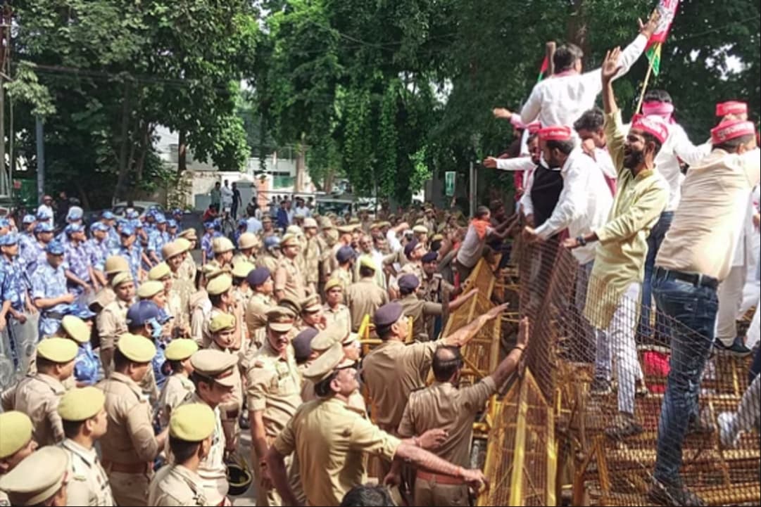 JPNIC Controversy Latest News : जयप्रकाश नारायण की जयंती पर मचा बवाल.. अखिलेश यादव के आवास के बाहर भारी पुलिस बल तैनात, सपा नेताओं ने योगी सरकार के खिलाफ खोला मोर्चा