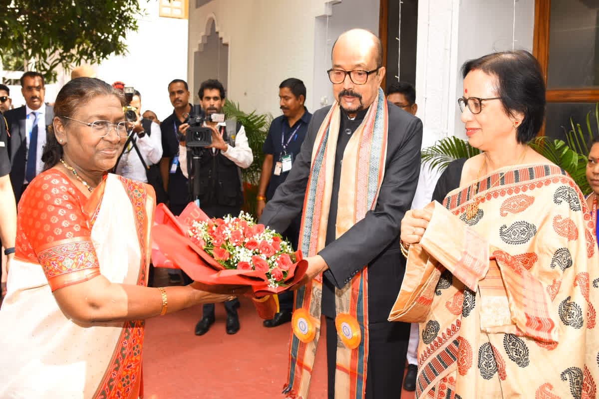 Droupadi Murmu Raipur Visit: राजभवन में राष्ट्रपति द्रौपदी मुर्मू का हुआ आत्मीय स्वागत, राज्यपाल रमेन डेका ने किया स्वागत