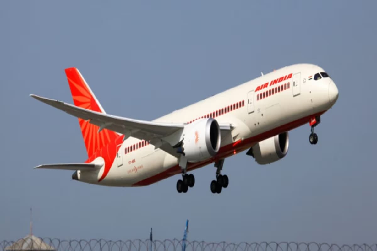Air India Bomb Threat: एयर इंडिया की फ्लाइट को बम से उड़ाने की धमकी देने के मामले में बड़ा खुलासा, नाबालिग समेत माता-पिता को लेकर सामने आई ये बात