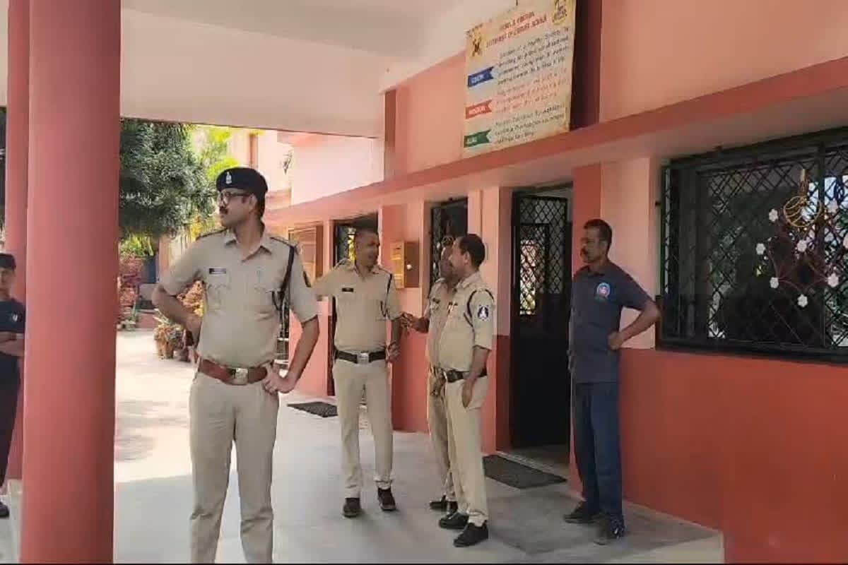 Ambikapur News: गांधी जयंती की छुट्टी पर छात्र-छात्राओं को स्कूल बुलाकर कर रहे थे ऐसा काम, हिंदू संगठन ने जमकर किया हंगामा, मचा बवाल