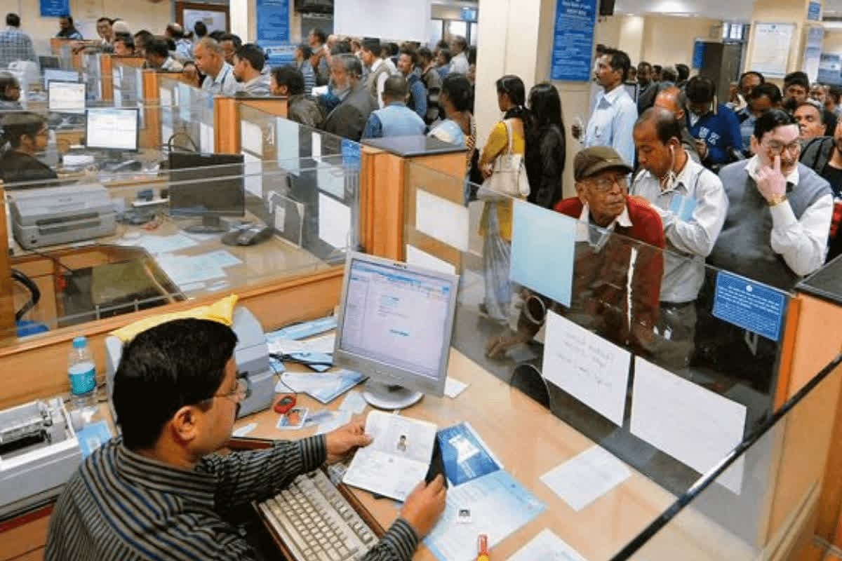 Interest Rate: दिवाली से पहले इस बैंक ने ग्राहकों को दिया जोरदार झटका, ब्याज दरों में कर दी कटौती, जानें क्या है नया रेट