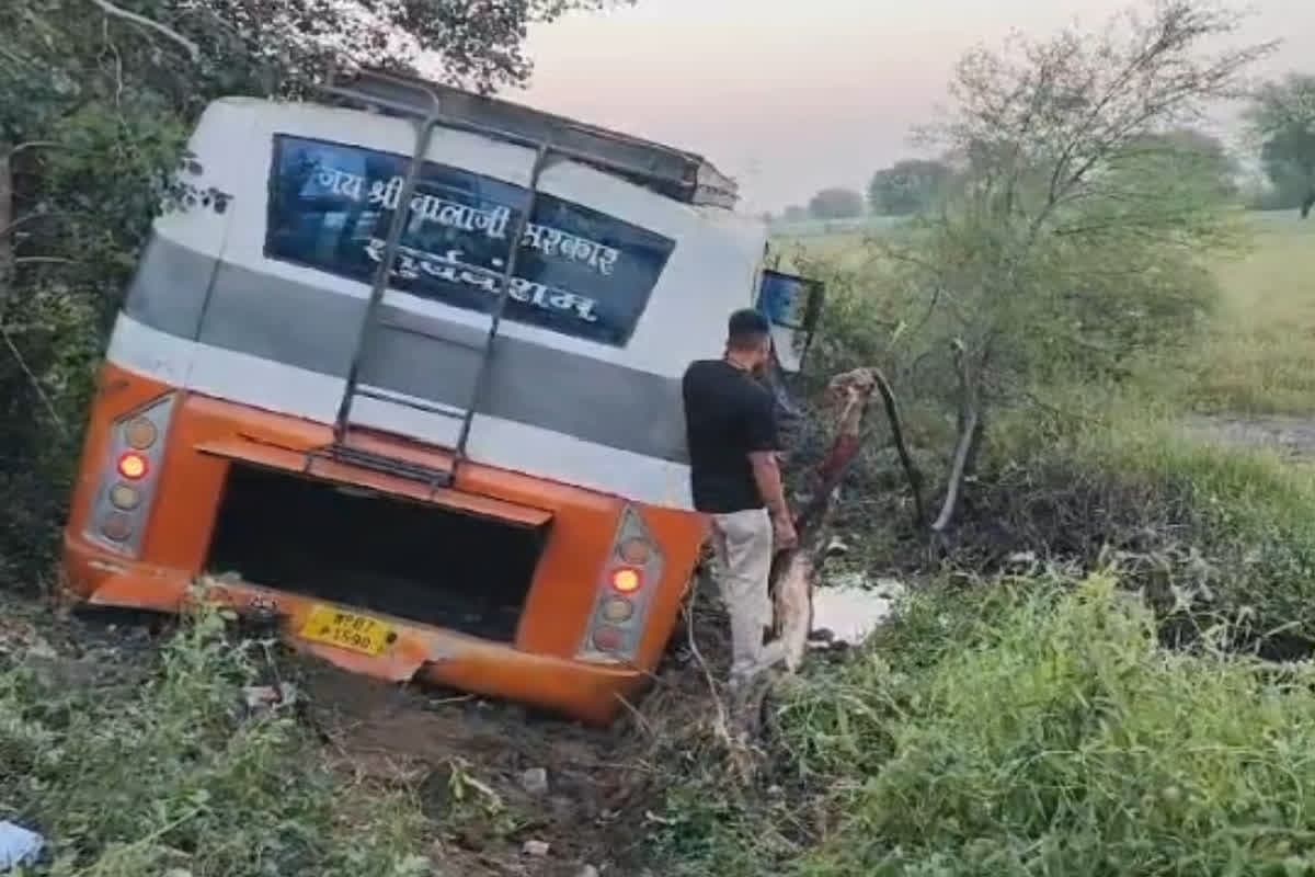 Bhind Bus Accident: चलती यात्री बस में ड्राइवर के साथ गुंडागर्दी.. ये बात नहीं मानने पर लॉक कर दी स्टेयरिंग, खाई में जा गिरी बस, कई यात्री घायल