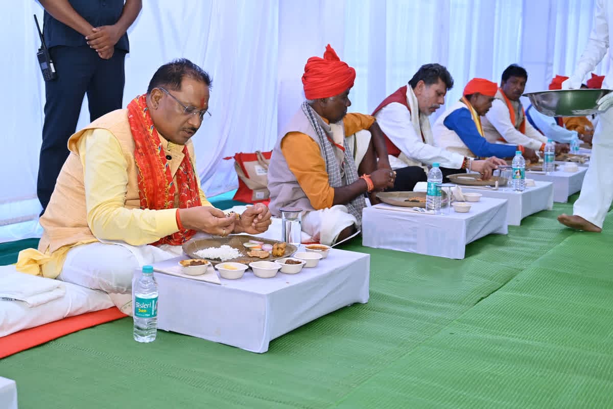 CM Vishnudeo Sai News : सीएम विष्णुदेव साय ने मांझी-चालकी और बस्तर दशहरा पर्व के पारंपरिक सदस्यों के साथ किया भोजन