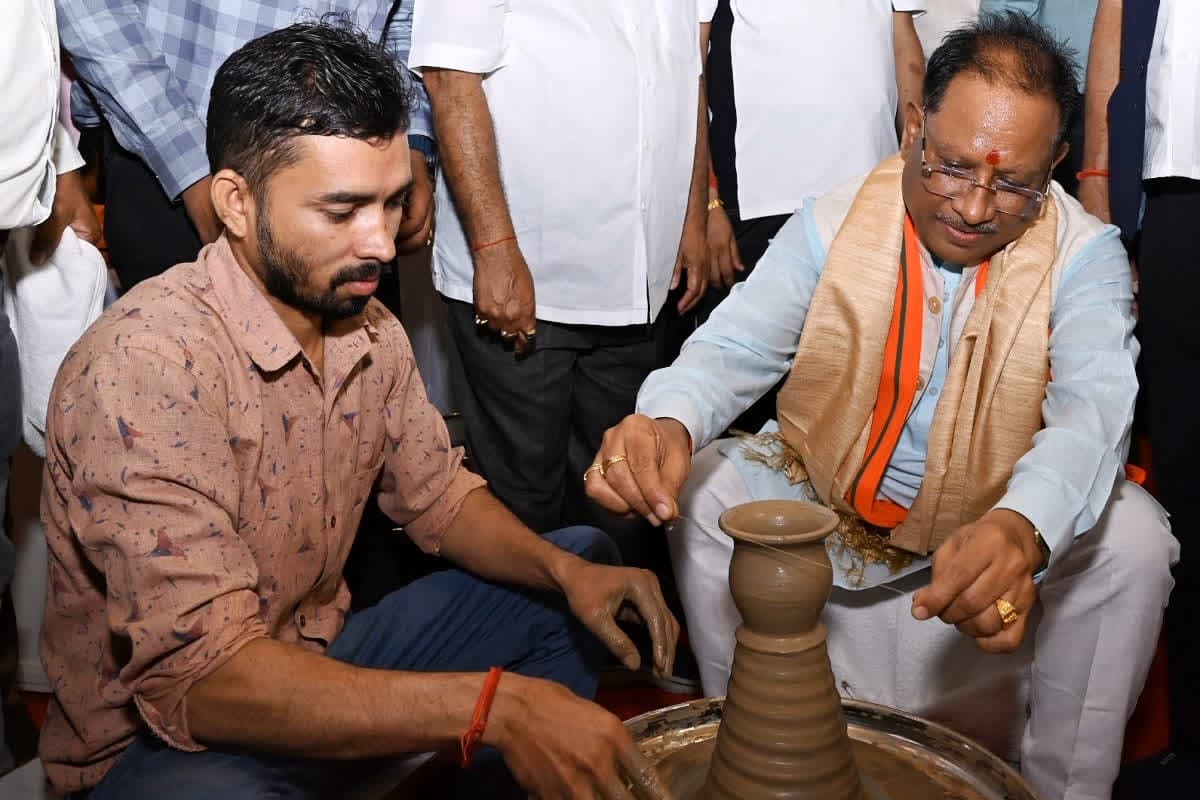 CM Sai On Gandhi Jayanti : गांधी जयंती के अवसर पर चाक पर कलाकारी दिखाते नजर आए सीएम साय, बनाई मिट्टी की कटोरी, प्रदर्शनी का भी किया अवलोकन