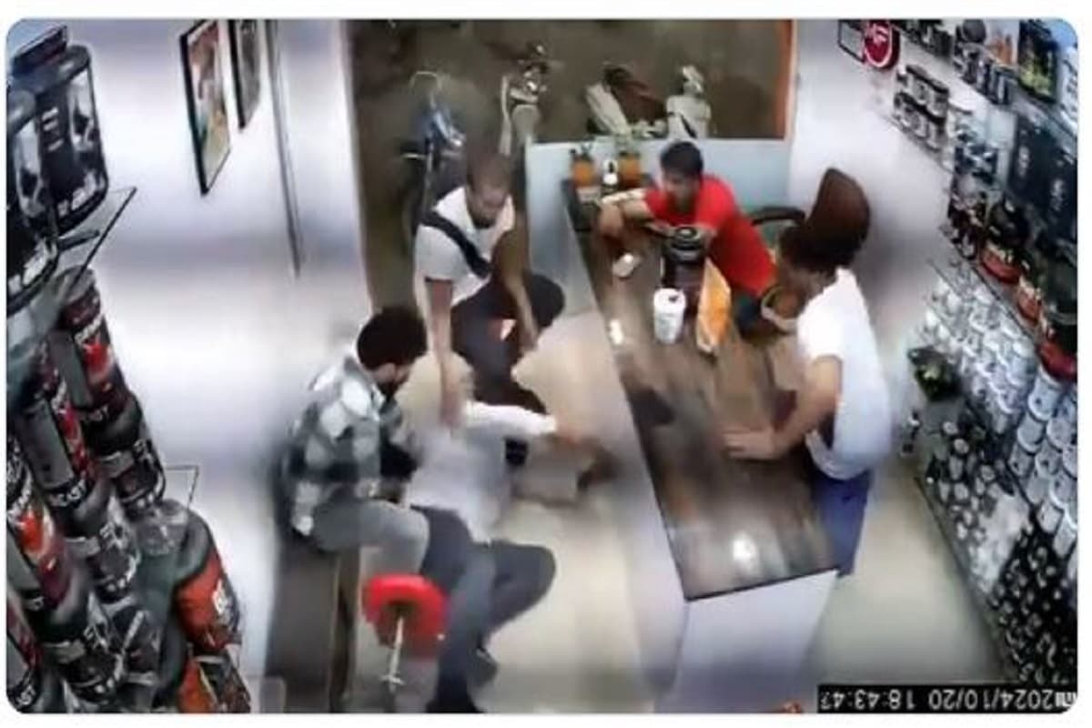 दुकान में दोस्तों के साथ बैठकर बात कर रहा था युवक, अचानक आई मौत, देखें लाइव वीडियो