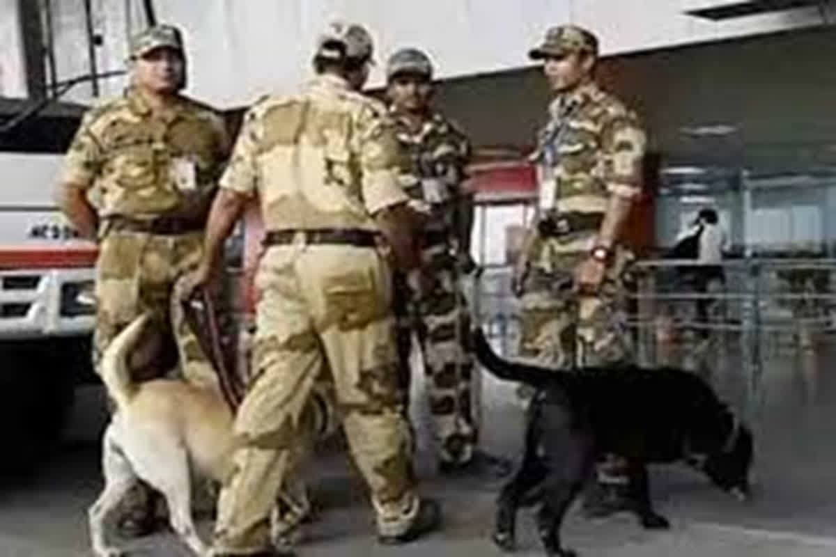 Gujarat Bomb Threat: एयरपोर्ट के बाद अब शहर के 10 बड़े होटलों को मिली बम से उड़ाने की धमकी, पुलिस महकमे में मचा हड़कंप