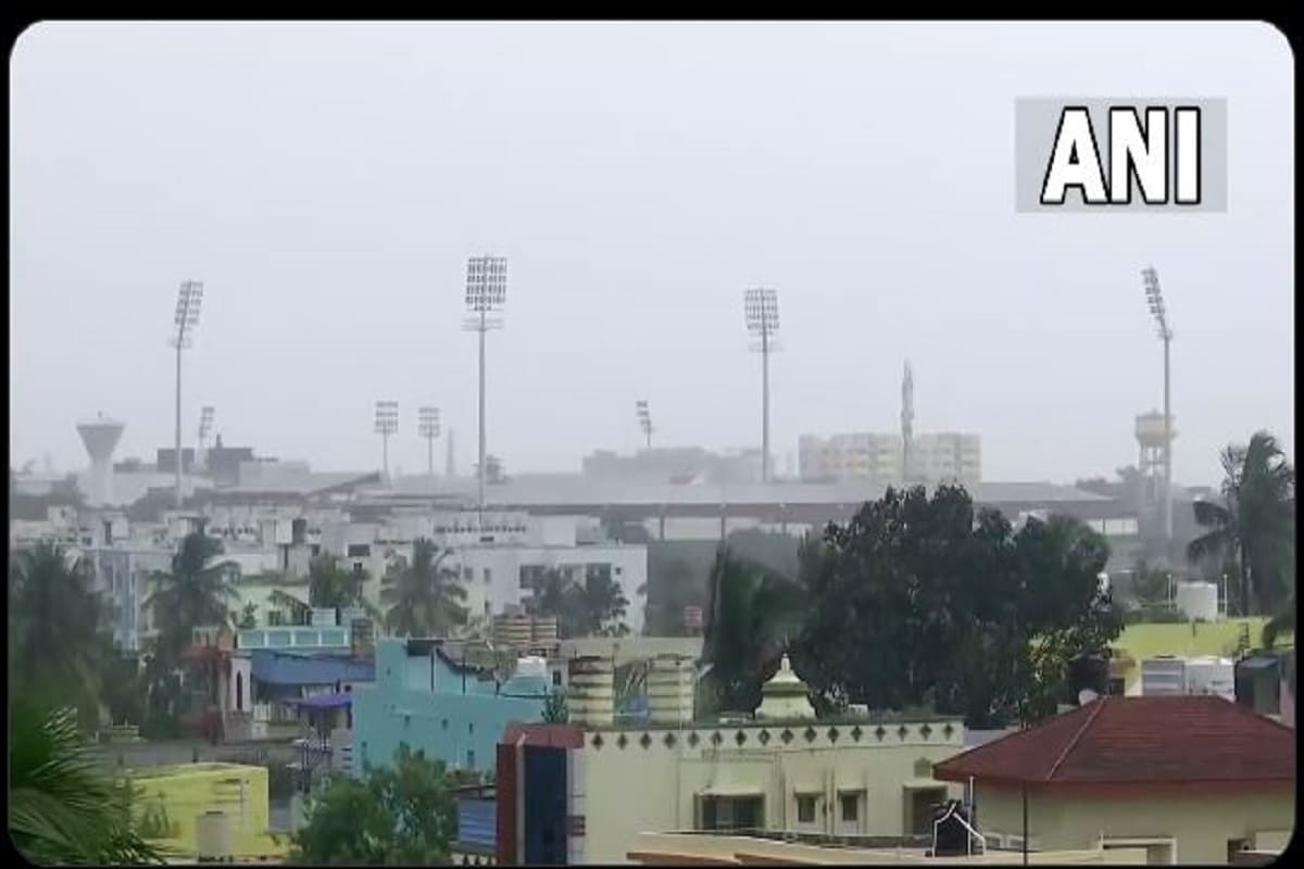 Today weather update: चक्रवात ‘दाना’ के कारण शुरू हुई बारिश, हवाओं ने पकड़ी रफ्तार, आपातकालीन टीमें अलर्ट