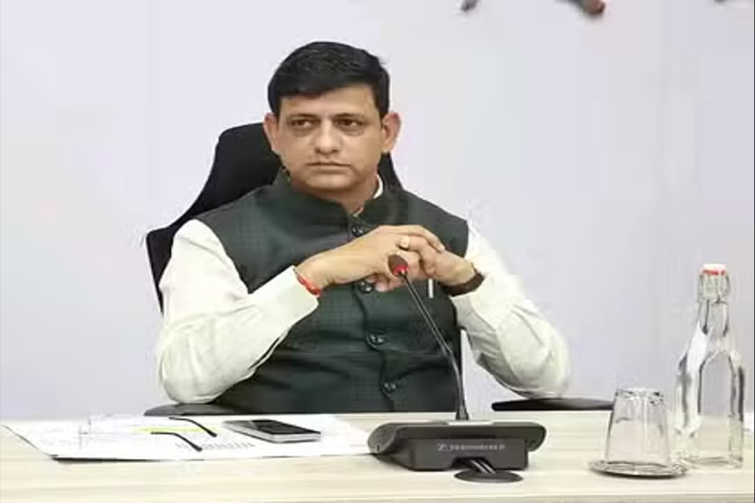 Mayor Pushyamitra Bhargava Video : इंदौर महापौर के वायरल वीडियो पर मचा बवाल.. अधिकारियों को व्यापारियों पर कार्रवाई न करने की दी नसीहत, कांग्रेस उठाए सवाल