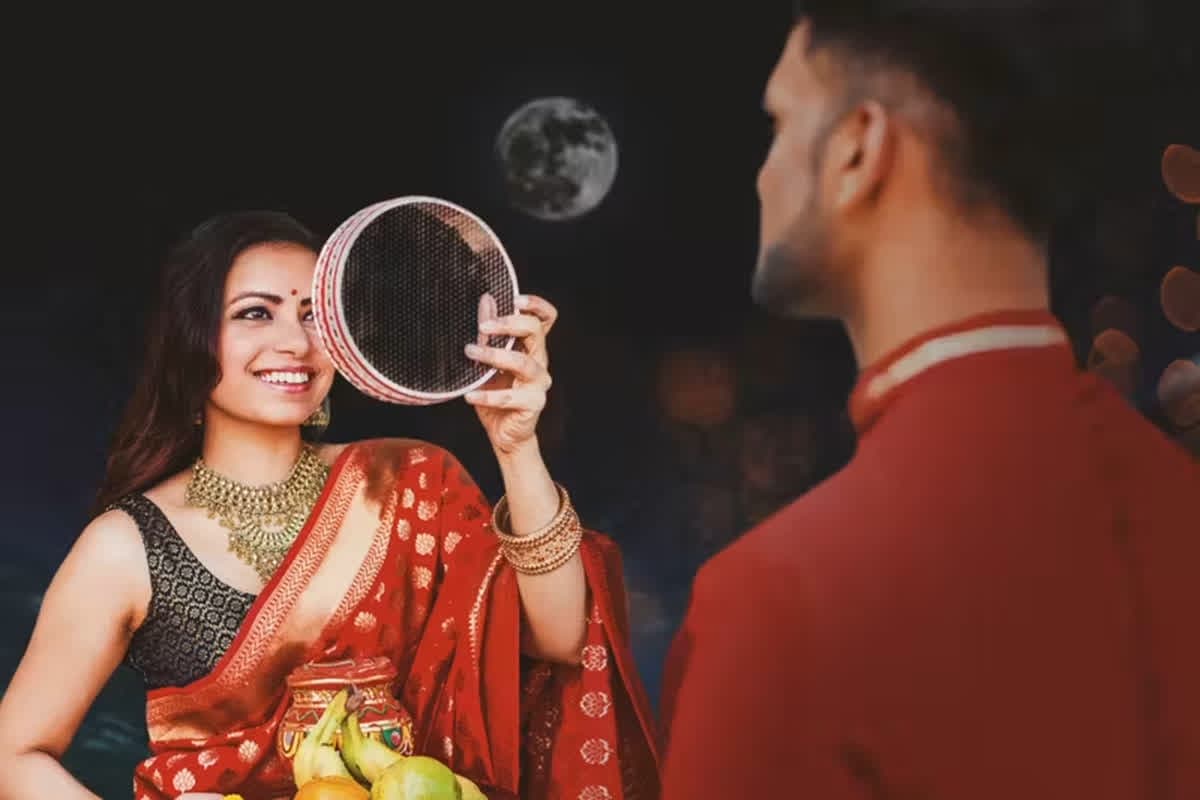 Karwa Chauth 2024 Wishes: ‘चांद की चमक के साथ, पति की मंगल कामना लिए आई है यह खास रात,’ इन खास मैसेज से पार्टनर को दें करवाचौथ की शुभकामनाएं