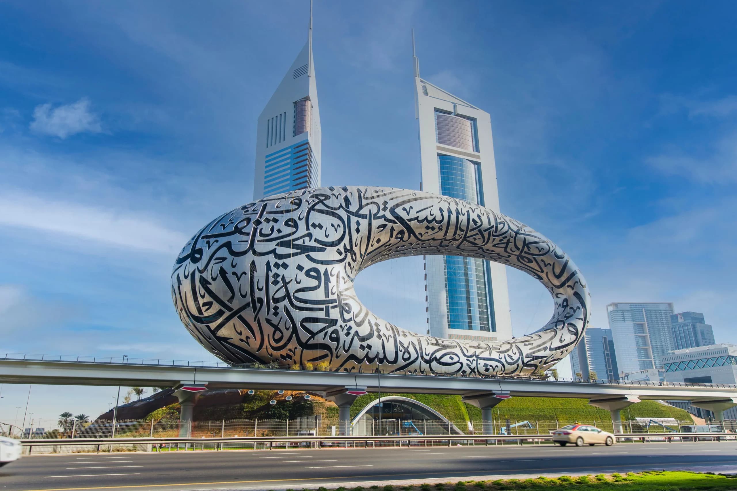 Dubai me job kaise karen? कौन सी स्किल और डिग्री की है जरूरत