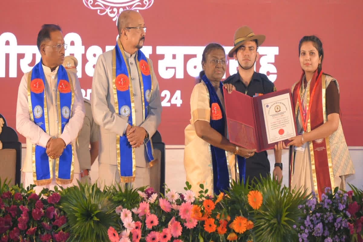3rd Convocation of Ayush University: आयुष विश्वविद्यालय के तृतीय दीक्षांत समारोह में शामिल हुई राष्ट्रपति मुर्मू, कहा- अच्छे स्वास्थ्य से बढ़ती है उत्पादकता और रचनात्मकता