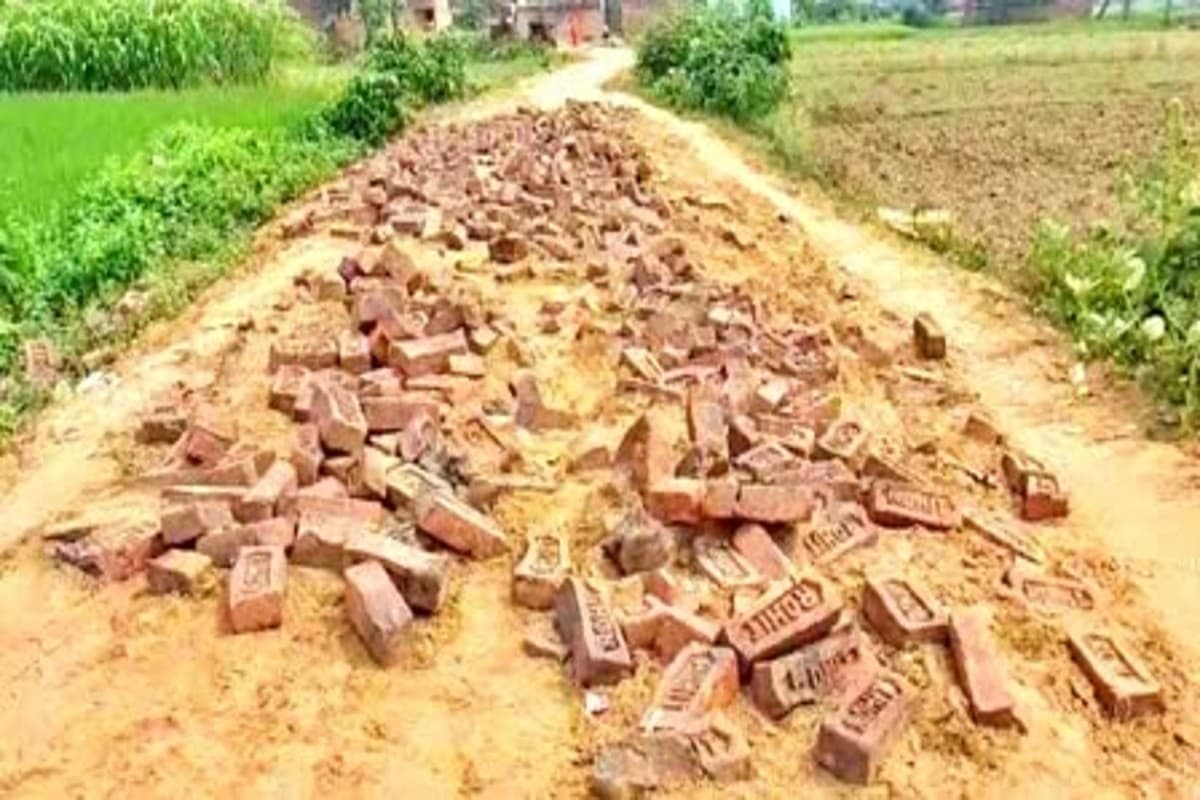 पूर्व सरपंच की हरकत से ग्रामीणों में आक्रोश.. चुनाव हारने के बाद खोद दी अपनी ही बनावाई सड़क, जांच में जुटे अधिकारी