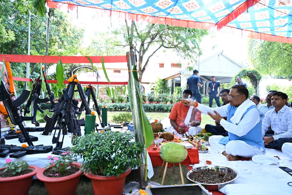 CM Vishnudeo Sai on Vijayadashami: सीएम विष्णुदेव साय ने निवास कार्यालय में किया शस्त्र पूजन, विजयदशमी की दी शुभकामनाएं