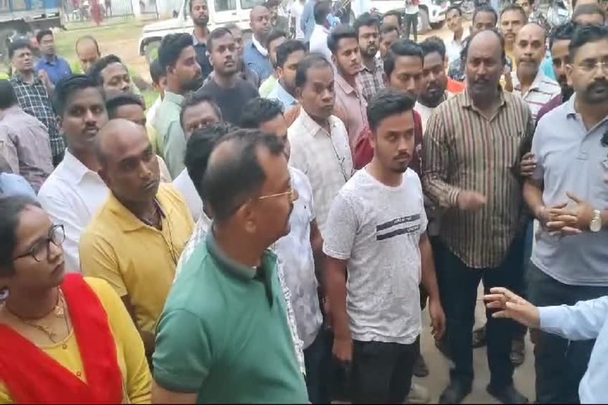 बलरामपुर में बवाल! थाने के बाथरूम में फांसी पर झूलती मिली युवक की लाश, भीड़ ने किया जमकर हंगामा