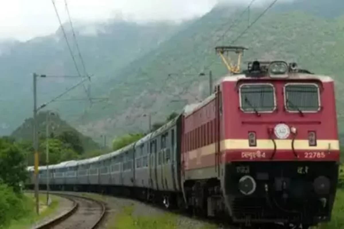 Secunderabad-Shalimar Train Accident : फिर हादसे का शिकार हुई ट्रेन.. पटरी से उतरी शालीमार सिकंदराबाद एक्सप्रेस, मौके पर पहुंचे रेलवे अधिकारी