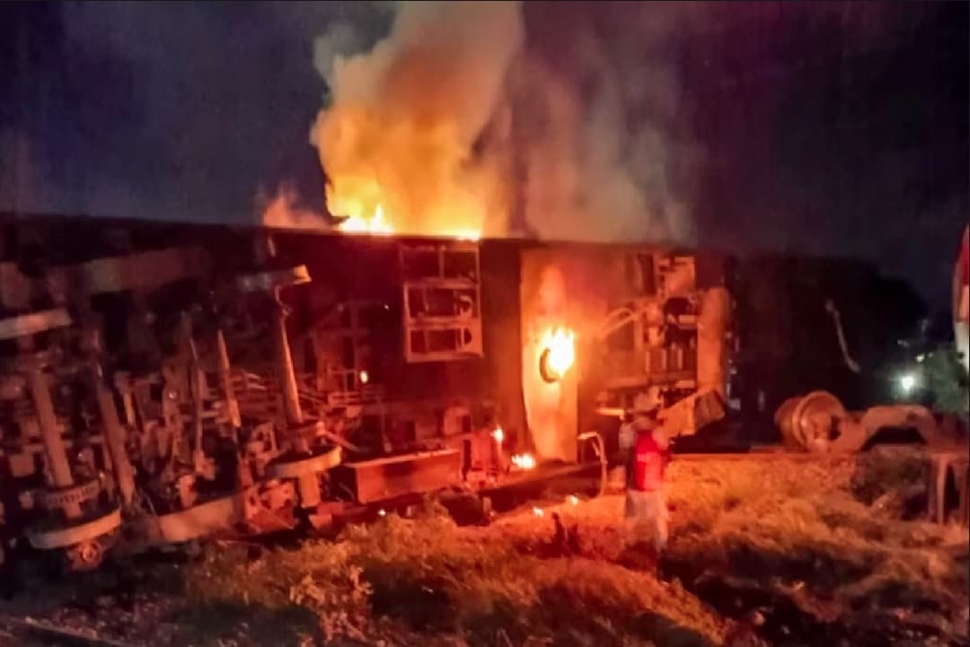 Mysore-Darbhanga Express Accident Helpline Number : मालगाड़ी से टकराई दरभंगा एक्सप्रेस.. कई लोग हुए जख्मी, रेल मंत्रालय ने जारी किए हेल्पलाइन नंबर