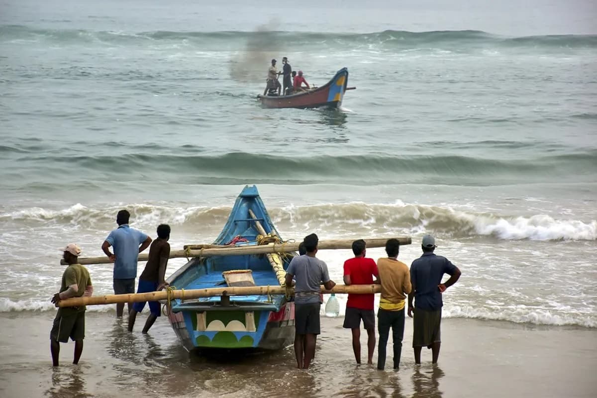 Cyclone Dana Update: चक्रवात दाना के दहशत में ओडिशा-बंगाल, एनडीआरएफ के 150 जवान आवश्यक उपकरण के साथ पहुंचे भुवनेश्वर