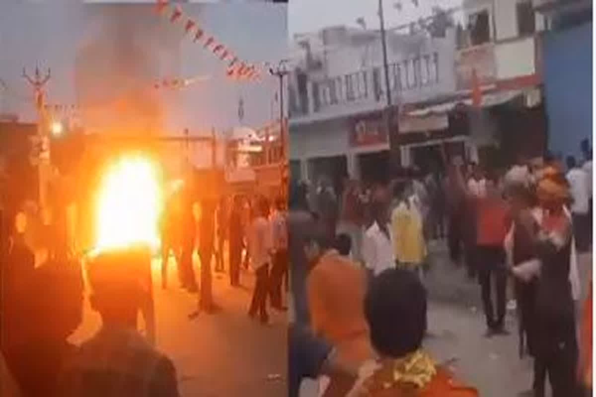 Bahraich Firing Case : मूर्ति विसर्जन के दौरान गोलीकांड के बाद एसपी की बड़ी कार्रवाई, थाना और चौकी प्रभारी समेत कई पुलिसकर्मियों को किया निलंबित