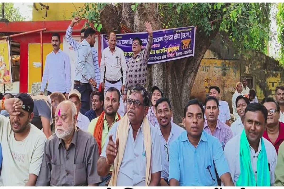 फिलहाल नहीं करा पाएंगे जमीनों की रजिस्ट्री! आंदोलन पर बैठे दस्तावेज लेखक और स्टांप विक्रेता, सुगम एप का विरोध