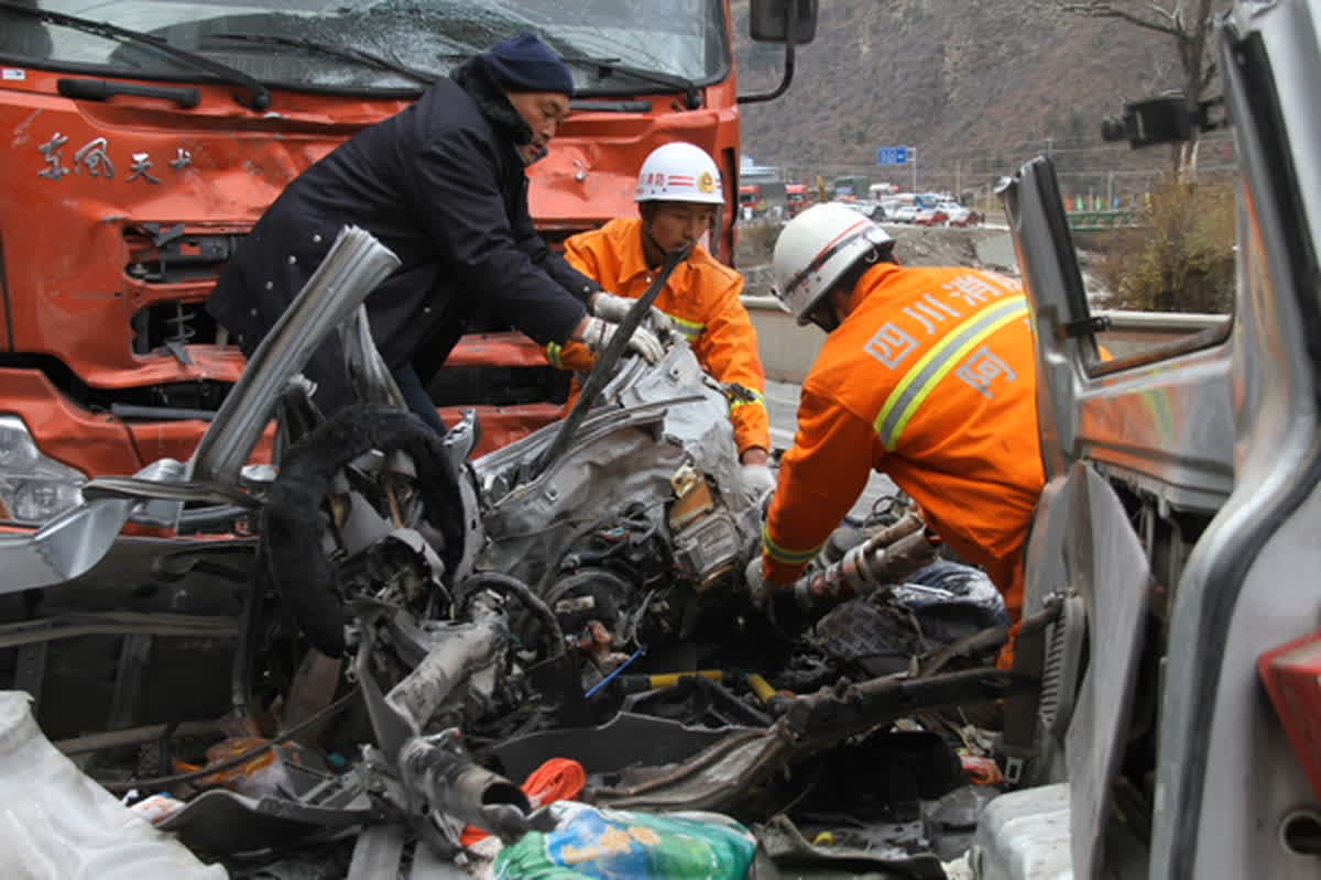 Big Road Accident News: सड़क हादसे में 35 लोगों की दर्दनाक मौत.. व्यायाम कर रहे लोगों के बीच जा घुसी तेज रफ़्तार कार, राष्ट्रपति ने जताया दुःख
