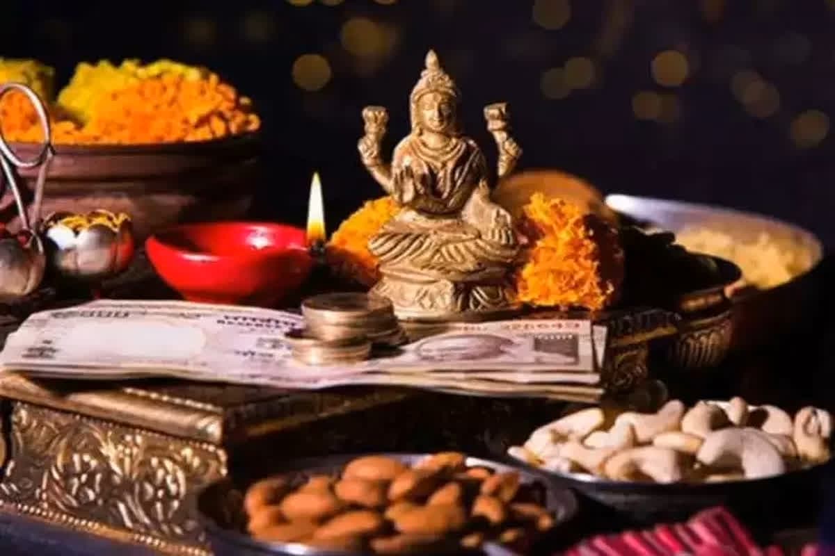 Shukrawar Ke Upay: शुक्रवार के दिन ‘ॐ शुं शुक्राय नम:’ मंत्र का जाप करने के साथ करें ये उपाय, कभी धन की कमी नहीं होने देंगी मां लक्ष्मी