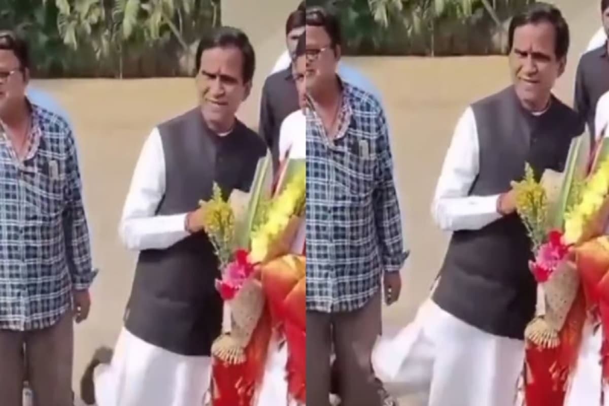 Maharashtra Election Update: फोटो लेते वक्त फ्रेम में आ रहा था कार्यकर्ता, नेताजी ने कैमरे के सामने मारी लात, वीडियो वायरल होते ही गरमाई सियासत