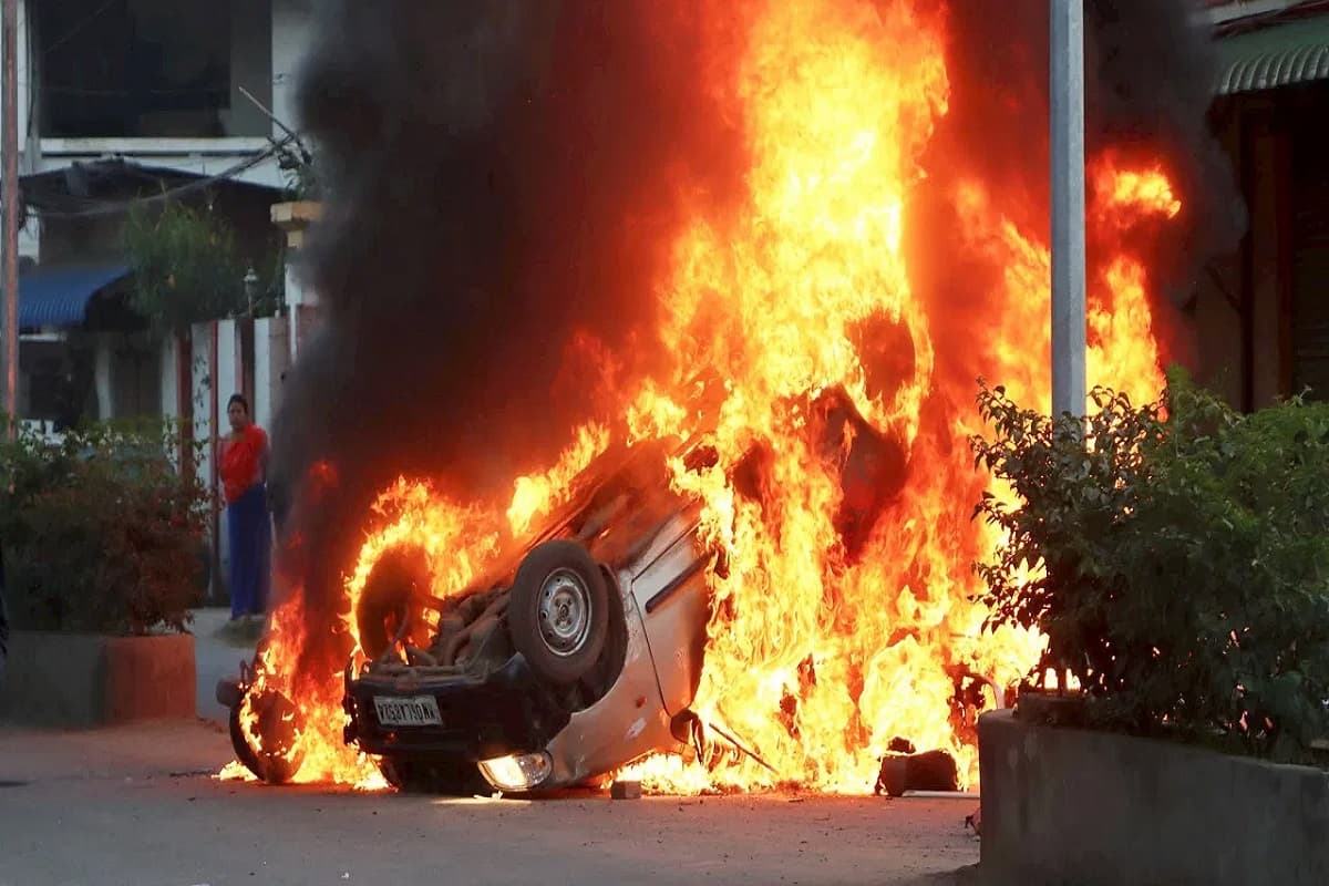 Manipur Violence Latest News: मणिपुर में फिर भड़की हिंसा.. बसों और कारों में लगाई आग, घटना में 1 युवक की मौत और 25 लोग घायल