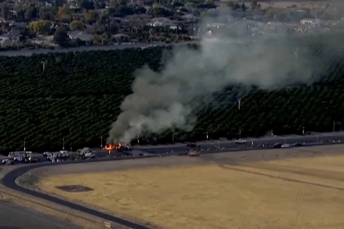 Plane Crash in Phoenix Airport: उड़ान भरते ही एयरपोर्ट के बाड़ से टकराकर क्रैश हुआ विमान, पांच लोगों की मौत, मची अफरातफरी