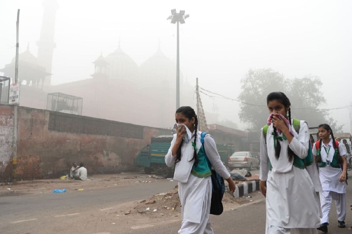 Govt Impose Green Lockdown: स्कूलों को बंद करने का आदेश, मास्क पहनना हुआ जरूरी, घर से काम करेंगे कर्मचारी, इस वजह से यहां बने लॉकडाउन जैसे हालात