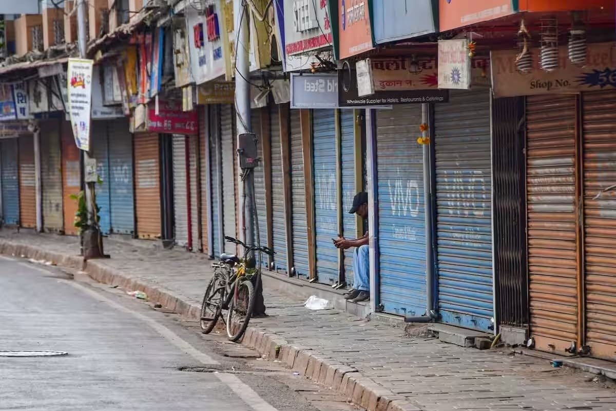 School College and Shop Close News: दोपहर 12 बजे तक ही खुलेंगी दुकानें, बंद रहेंगे सभी स्कूल और कॉलेज, इस वजह से लिया गया बड़ा फैसला