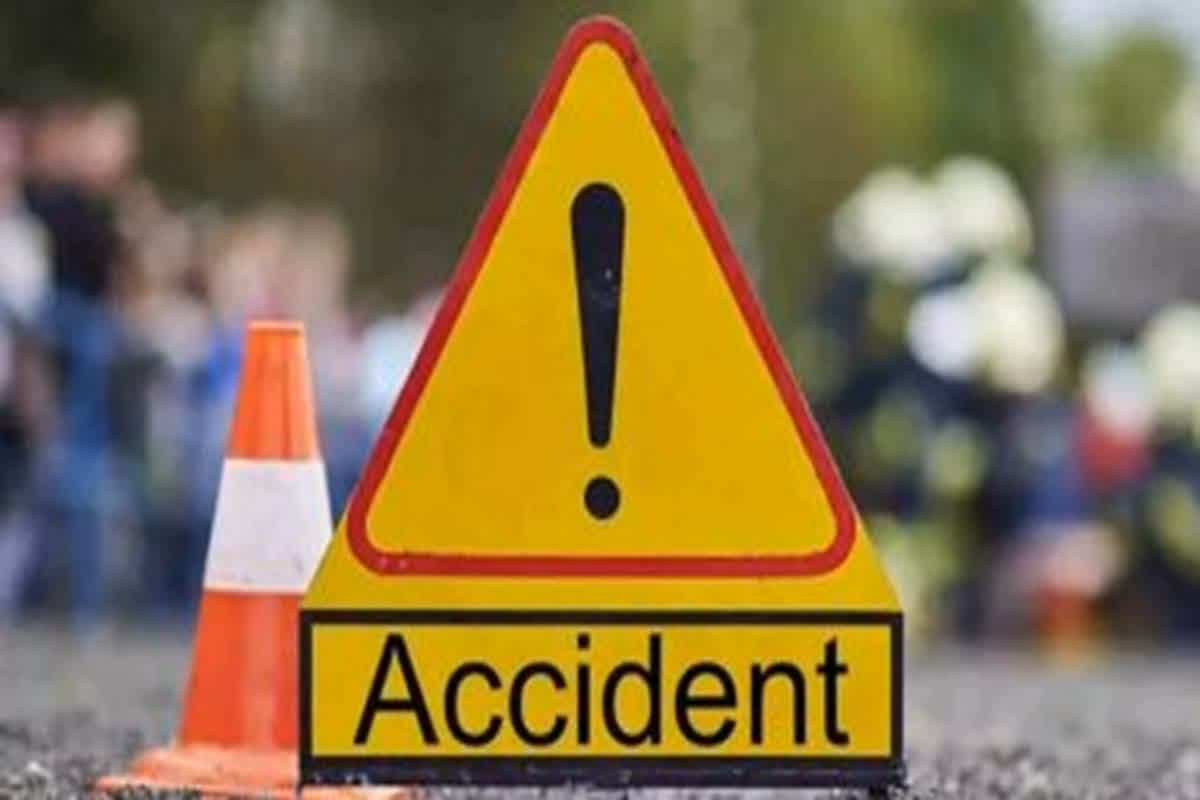 Road Accident: दर्दनाक हादसा… आपस में टकराई तेज रफ्तार कार और ट्रक, हादसे में तीन की मौत दो घायल