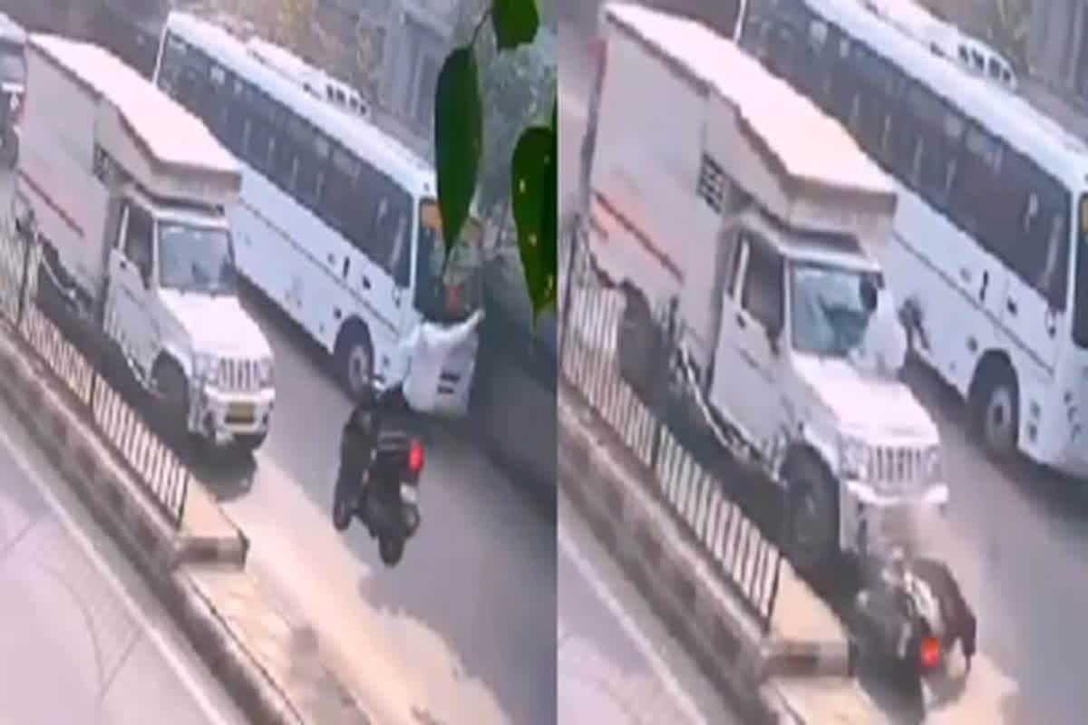 Accident Live Video: डिवाइडर से टकराकर फुटबॉल की तरह हवा में उड़ा शख्स, फिर हुआ कुछ ऐसा जिसे देखकर फटी रह गई लोगों की आंखे, देखें वीडियो