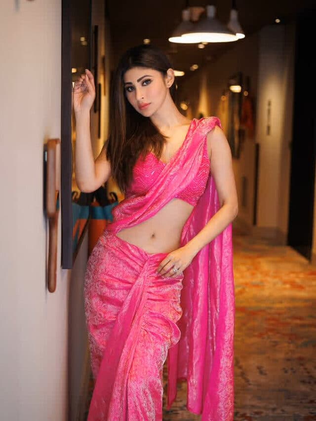 Mouni Roy Desi Look : टीवी की ‘नागिन’ मौनी रॉय ने पिंक साड़ी में कराया हुस्न का दीदार