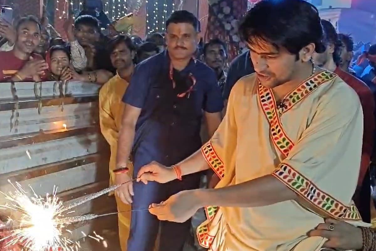 Pandit Dhirendra Krishna Shastri Ki Diwali : कुछ इस तरह मनाई धीरेंद्र कृष्ण शास्त्री ने दिवाली.. एक के बाद एक फोड़ते गए सुतली बम, बागेश्वर धाम में आतिशबाजी के साथ हुआ ‘श्रीराम’ का स्वागत