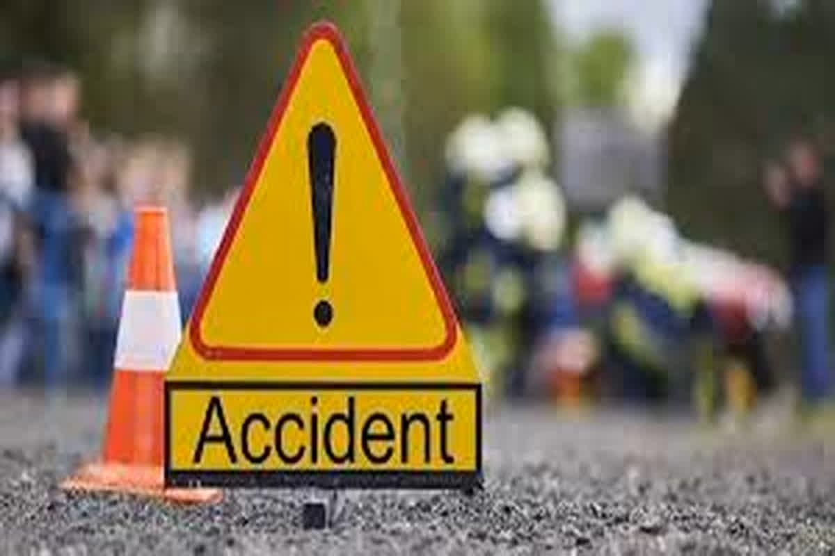 Raigarh Accident News : पिकअप और मोपेड में हुई भिड़ंत, 3 ग्रामीणों की मौके पर हुई मौत, घटनास्थल पर पहुंची पुलिस