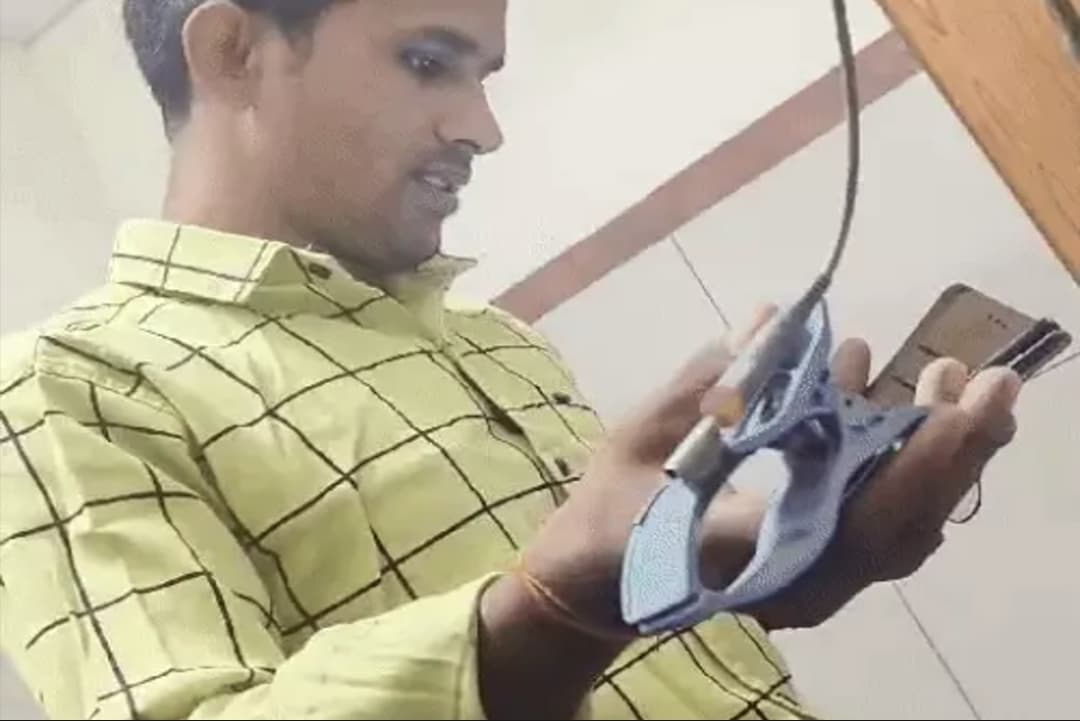 ये कैसा इलाज..? ट्रीटमेंट के नाम पर जान से खिलवाड़, सरकारी अस्पताल में यूट्यूब पर देखकर मरीज की होने लगी ECG, वीडियो वायरल