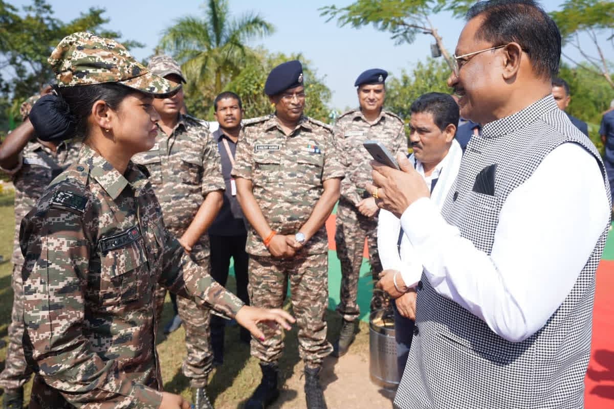 CG News: सीएम साय ने की CRPF बस्तरिया बटालियन की जवान प्रमिका दुग्गा की माता से फोन पर बात, चापड़ा चटनी खाने की जताई इच्छा