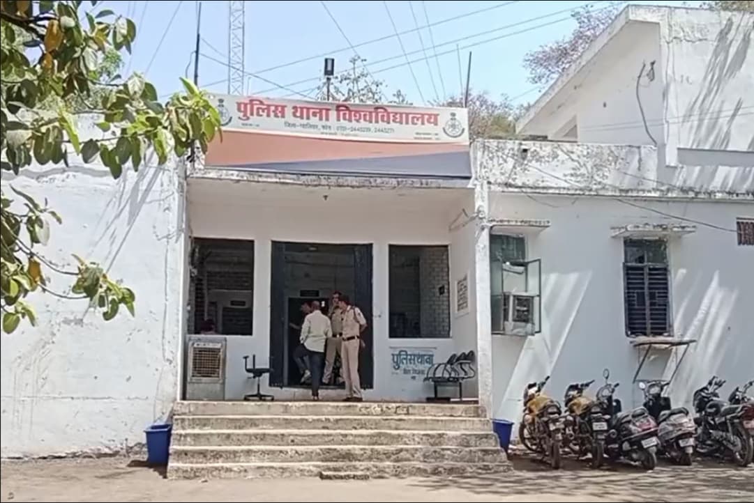 Gwalior Latest Crime News : युवती ने अपने ही घरवालों को लगा दिया लाखों का चूना.. मां के साथ ये बड़ा कांड कर हो गई रफू चक्कर, जांच में जुटी पुलिस