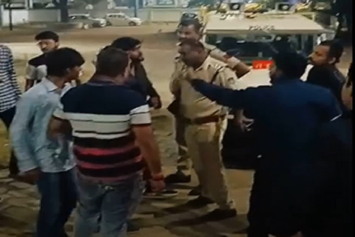 Katni Viral Video: पुलिसकर्मियों के साथ गाली गलौज करते बीजेपी कार्यकर्ताओं का वीडियो वायरल, इस बात को लेकर थाने में किया हंगामा, जानें वजह