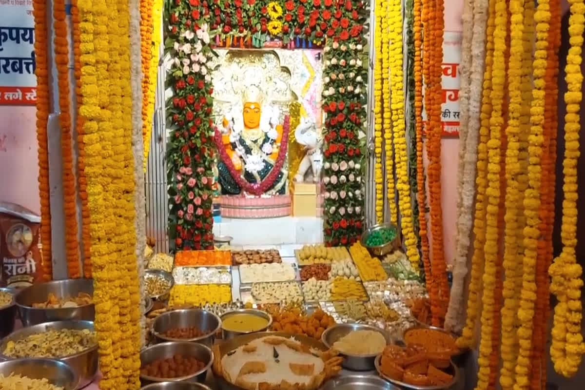 Devishri Mahalakshmi Mandir Khargone: देवी महालक्ष्मी मंदिर में महाप्रसाद ग्रहण करने उमड़ी श्रद्धालुओं भीड़, लगभग डेढ़ लाख लोगों ने ग्रहण किया प्रसाद