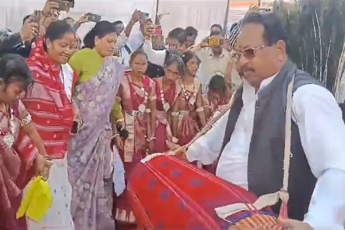 Tribal Pride Day: जनजातीय गौरव दिवस के अवसर पर जमकर थिरके मंत्री लक्ष्मी राजवाड़े, विधायक और कलेक्टर ने बजाया मांदर